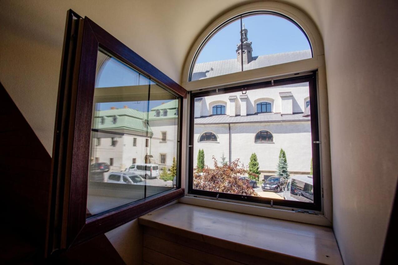 Guest House "Arkhistratyg" Lviv Exterior photo